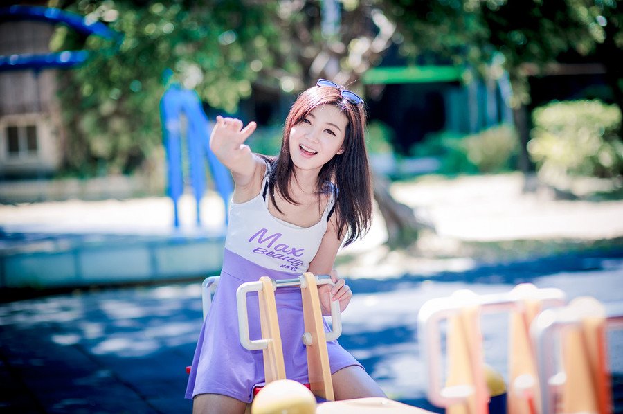 “兄长放心，我不会胡来，只是前线战报，兄长若是有暇，不妨书信于我如何？”庞统跟吕玲绮、赵云等人平辈论交，吕征身为吕玲绮的弟弟，虽然年纪差了不少，但仍旧是以平辈之礼相处。